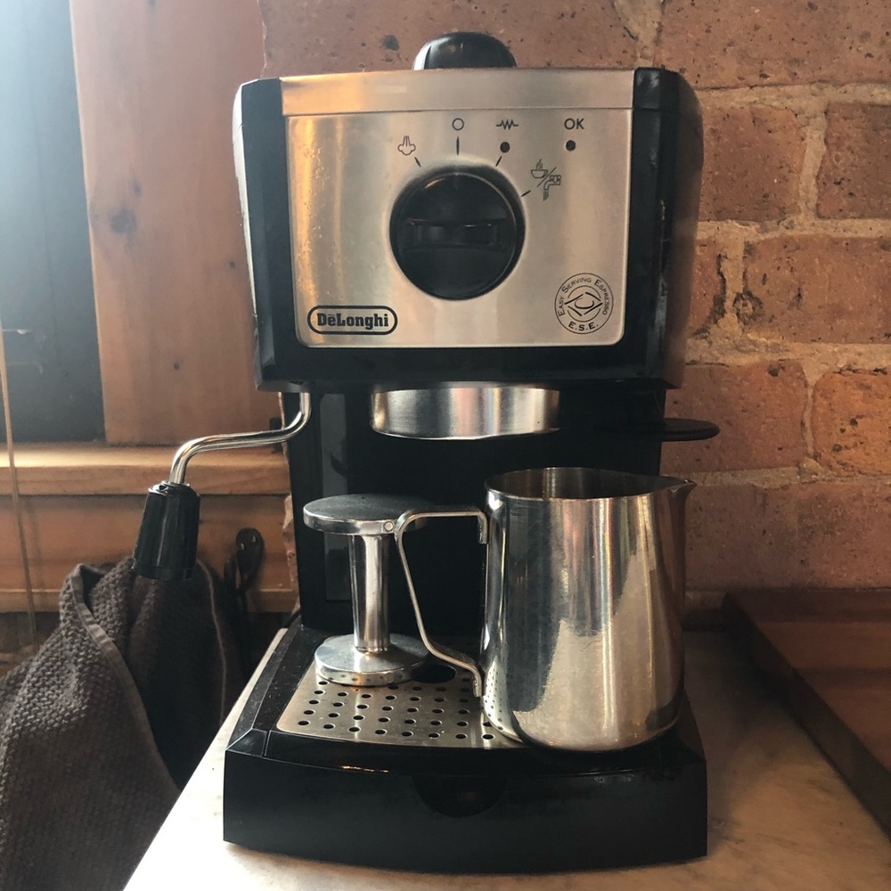 DeLonghi Espresso Machine ☕️ LIKE NEW.